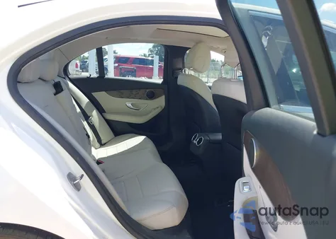 2018 Mercedes-Benz C 300 z USA, uszkodzony, nr VIN 55SWF4JB4JU265425